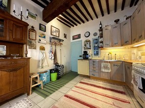 Microwave, dishwasher, toaster - Room 'House Of Arts' with Balcony and Wi-Fi (Rians)