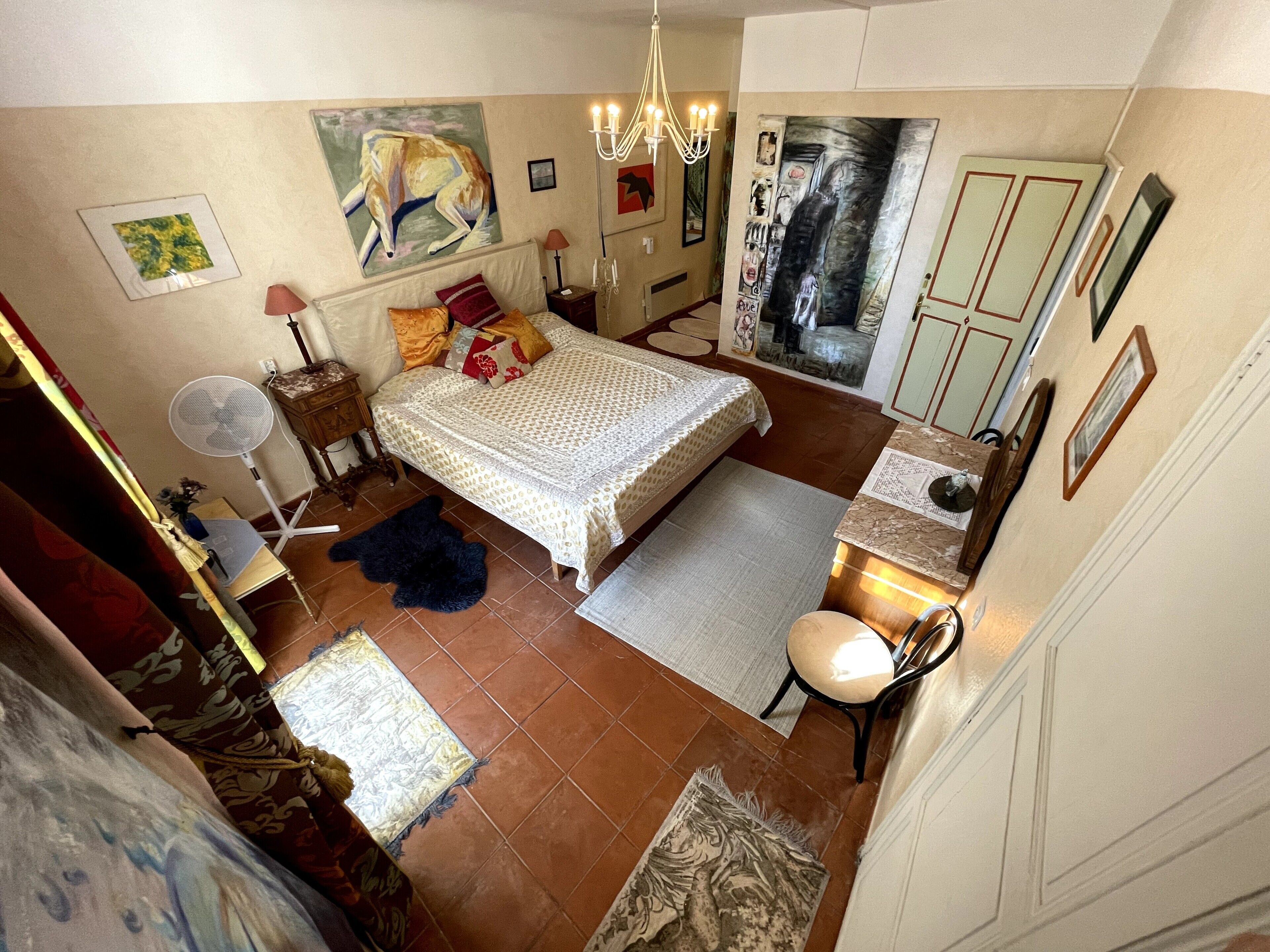 1 slaapkamer, een strijkplank/strijkijzer, wifi, beddengoed