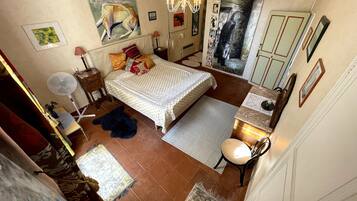 1 slaapkamer, een strijkplank/strijkijzer, wifi, beddengoed