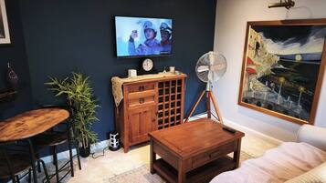 Apartment, 1 Bedroom, Garden View | Living room | Books