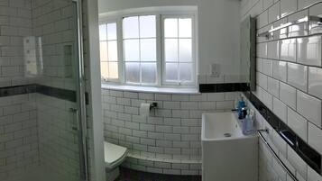 Apartment, 1 Bedroom, Garden View | Bathroom
