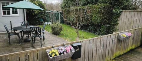 Apartment, 1 Schlafzimmer, Gartenblick | Speisen im Freien