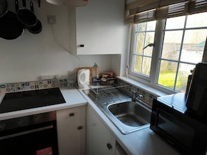 Apartment, 1 Bedroom, Garden View | Interior