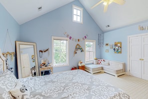 6 bedrooms, desk, iron/ironing board, free WiFi - 3-story, dog-friendly home near beaches with home theatre, grill & gaming tables (Annapolis)