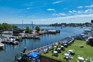 Marina - 3-story, dog-friendly home near beaches with home theatre, grill & gaming tables (Annapolis)