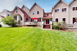 Exterior - 3-story, dog-friendly home near beaches with home theatre, grill & gaming tables (Annapolis)