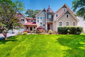 Exterior - 3-story, dog-friendly home near beaches with home theatre, grill & gaming tables (Annapolis)