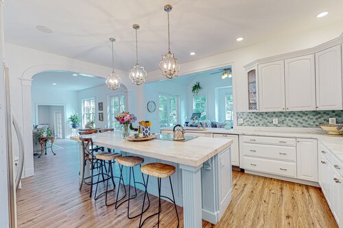 3-story, dog-friendly home near beaches with home theatre, grill & gaming tables