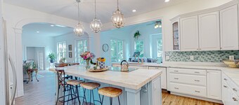 3-story, dog-friendly home near beaches with home theatre, grill & gaming tables