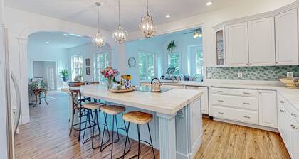 3-story, dog-friendly home near beaches with home theatre, grill & gaming tables