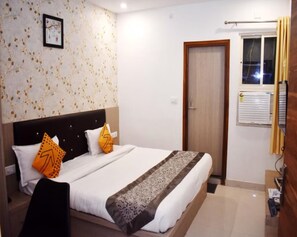 Quarto casal luxo, vista para a cidade | Escrivaninha, Wi-Fi de cortesia