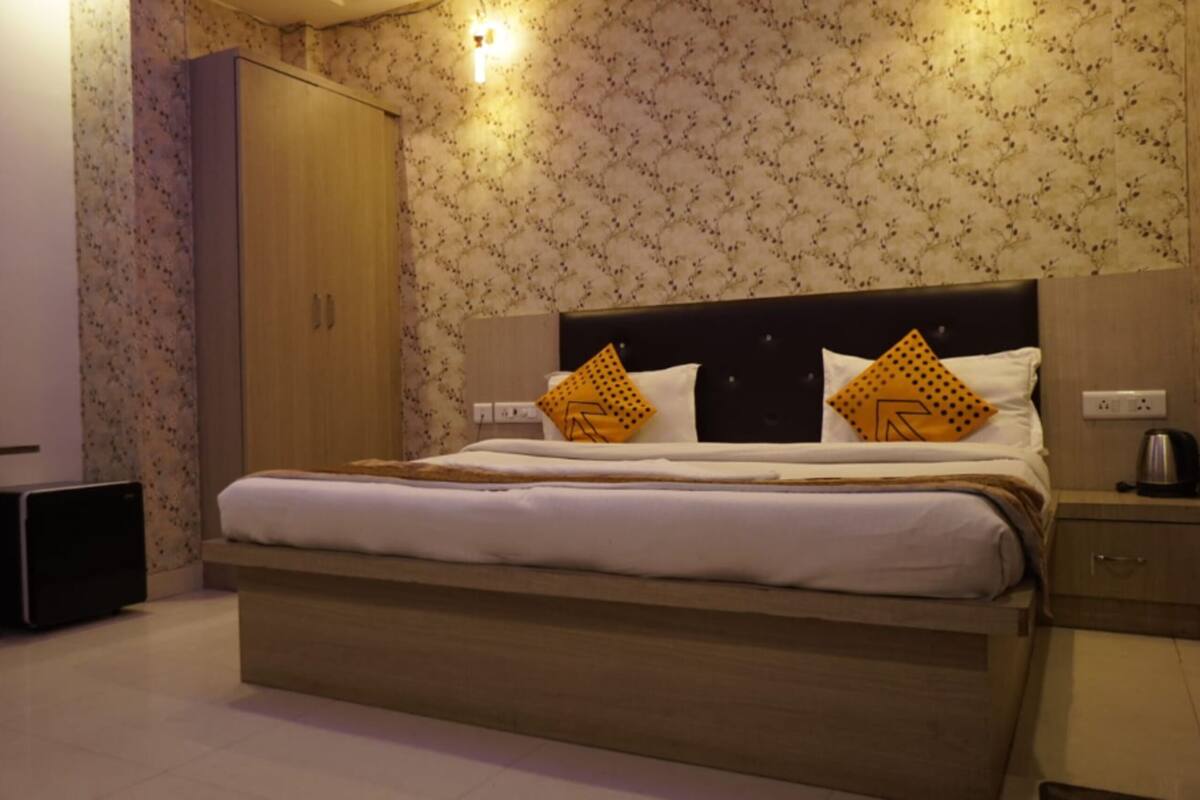 Superior Double Room, City View | Meja, Wi-fi percuma 