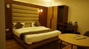 Quarto casal com design assinado, vista para a cidade | Escrivaninha, Wi-Fi de cortesia