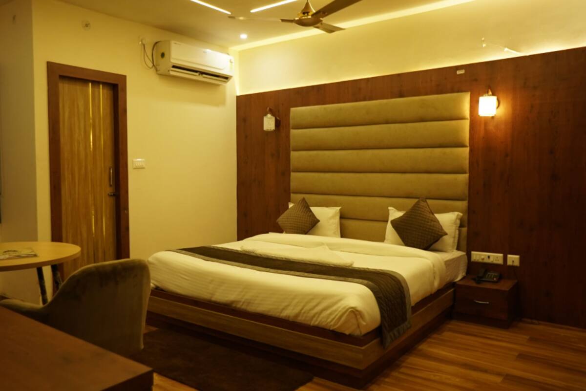 Signature Double Room, City View | Meja, Wi-fi percuma 