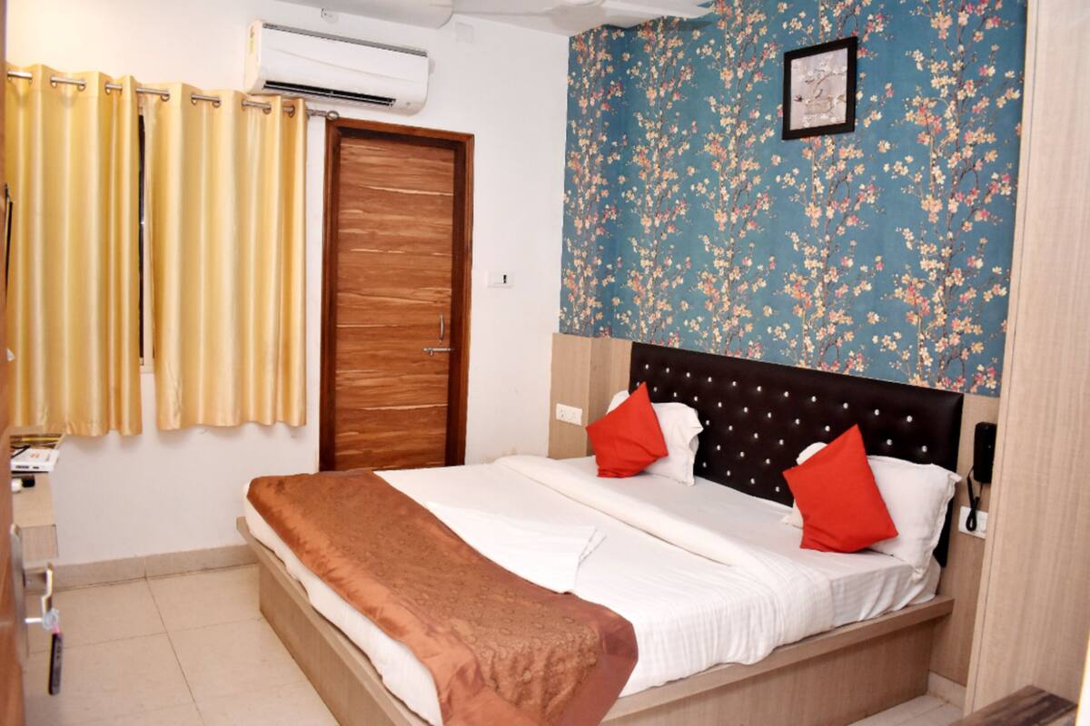 Premium Double Room, City View | Meja, Wi-fi percuma 