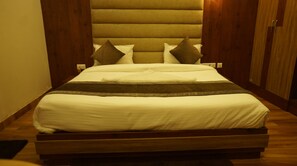 Quarto casal com design assinado, vista para a cidade | Escrivaninha, Wi-Fi de cortesia