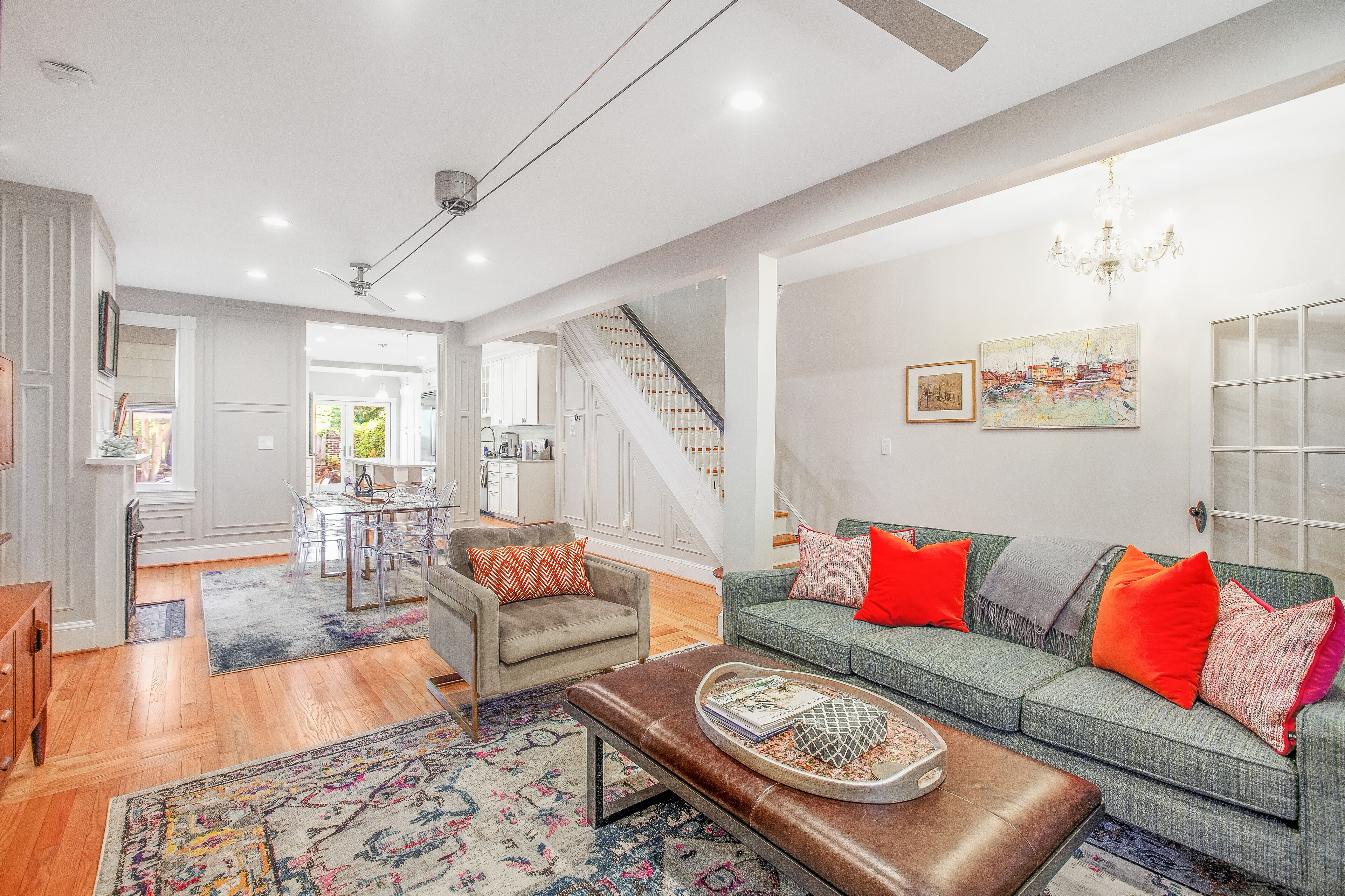 Una televisión, un reproductor estéreo