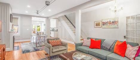 Una televisión, un reproductor estéreo