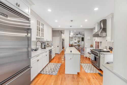 Updated historic home with parking; near Academy, college & harbor - central AC