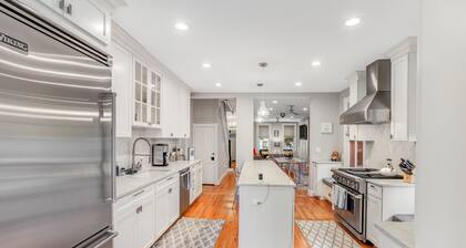 Updated historic home with parking; near Academy, college & harbor - central AC