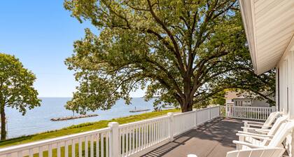 Waterfront home with scenic porches, yard, grill, jetted tub, central AC, & W/D