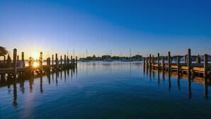 A calm waterfront with docked boats and a clear sky. - Charming brick home with patio, WiFi, AC, & W/D - walk to everything (Annapolis)
