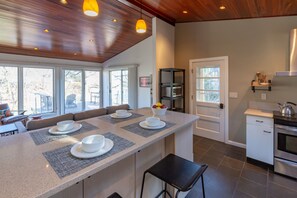 Réfrigérateur, un four, surface de cuisson, lave-vaisselle