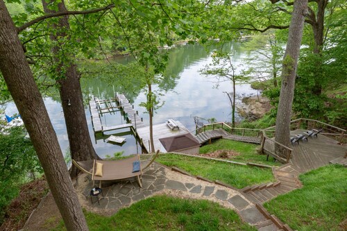 Riverfront home with multiple decks, central AC, washer/dryer - two dogs OK