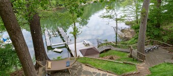 Riverfront home with multiple decks, central AC, washer/dryer - two dogs OK