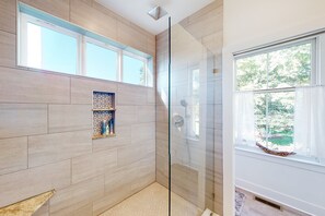 Douche, sèche-cheveux, serviettes fournies