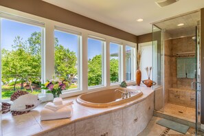Shower, hair dryer, towels - Lakefront home with private pool, hot tub, outdoor space, central AC, & W/D (Annapolis)