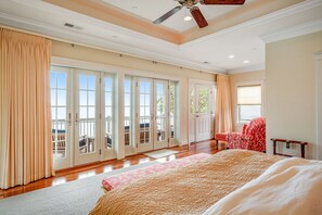 4 bedrooms, desk, iron/ironing board, free WiFi - Spacious beachfront home with decks, gas grill, wet bar, gas fireplace, and W/D (Annapolis)