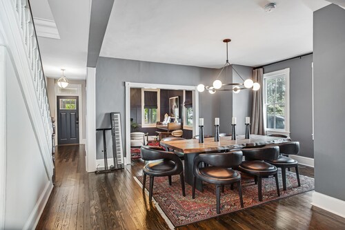 2-story downtown home with enclosed yard, deck, firepit, gas grill & fireplace