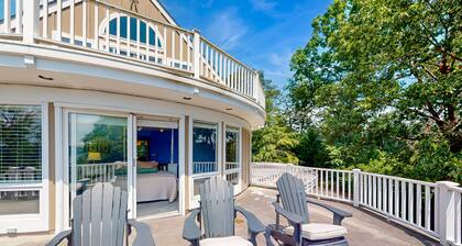 Splendid home w/private pool, fire pit, several decks & balconies