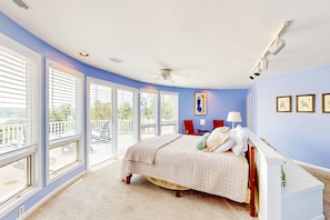 4 bedrooms, desk, iron/ironing board, free WiFi