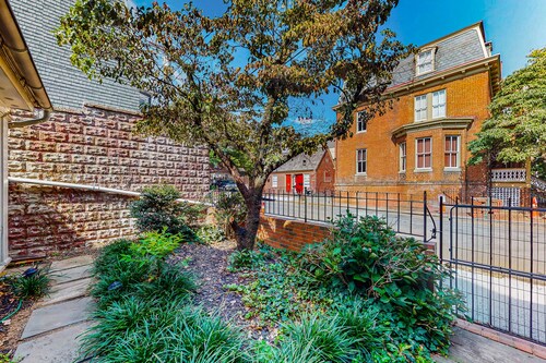 Historic downtown townhome with brick courtyard, sunroom & parking