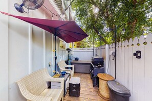 Terrace/patio - Gorgeous & bright retreat with patio, firepit, W/D, & stunning rooftop views (Annapolis)