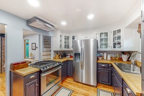 Fridge, microwave, oven, stovetop - Gorgeous & bright retreat with patio, firepit, W/D, & stunning rooftop views (Annapolis)