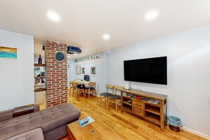 TV - Gorgeous & bright retreat with patio, firepit, W/D, & stunning rooftop views (Annapolis)