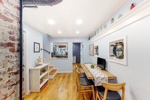 Dining - Gorgeous & bright retreat with patio, firepit, W/D, & stunning rooftop views (Annapolis)