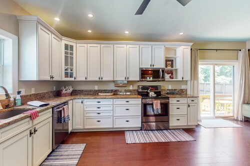 Splendid dog friendly home within walking distance to beach & play area