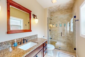 Shower, hair dryer, towels - Splendid dog friendly home within walking distance to beach & play area (Edgewater)