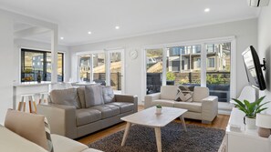 Smart TV, DVD player - Days by the Bay for relaxed and easy living (Apollo Bay)
