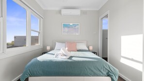 4 bedrooms, iron/ironing board, WiFi, bed sheets - Days by the Bay for relaxed and easy living (Apollo Bay)