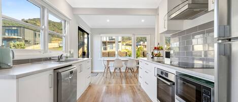 Jääkaappi, uuni, liesi, astianpesukone