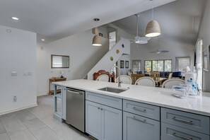 Interior - 4 Beachside Home - Pet Friendly - Coastal Comfort Meets Stylish Island Living (Hilton Head Island)
