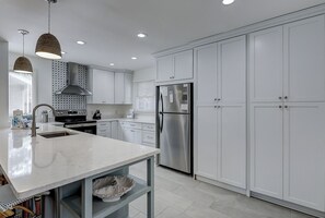 Fridge, microwave, oven, stovetop - 4 Beachside Home - Pet Friendly - Coastal Comfort Meets Stylish Island Living (Hilton Head Island)