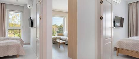 2 makuuhuonetta, työpöytä, silitysrauta/-lauta, vauvan matkasänky