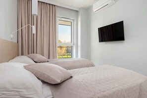 2 Schlafzimmer, Schreibtisch, Bügeleisen/Bügelbrett, Reisekinderbett