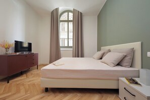 Apartment, 1 Bedroom, Non Smoking, Kitchen | Desk, laptop workspace, free WiFi, bed sheets